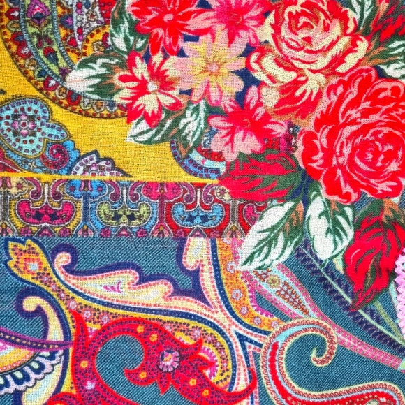 Floral wool embroidered scarf - Picture 5 of 7